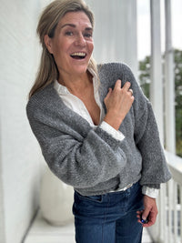 Grå