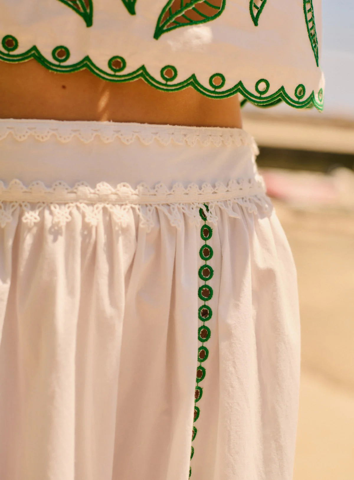 Linnea™ – Broderat Tvådelat Set